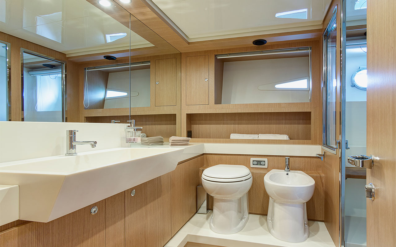 Yacht Brokerage Riva Venere 75 Bathroom