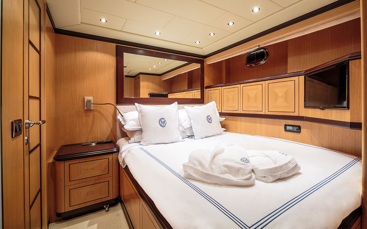 Yacht Charter Ibiza Mangusta 92 VIP cabin