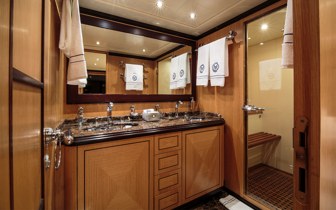 Yacht Charter Ibiza Mangusta 92 bathroom