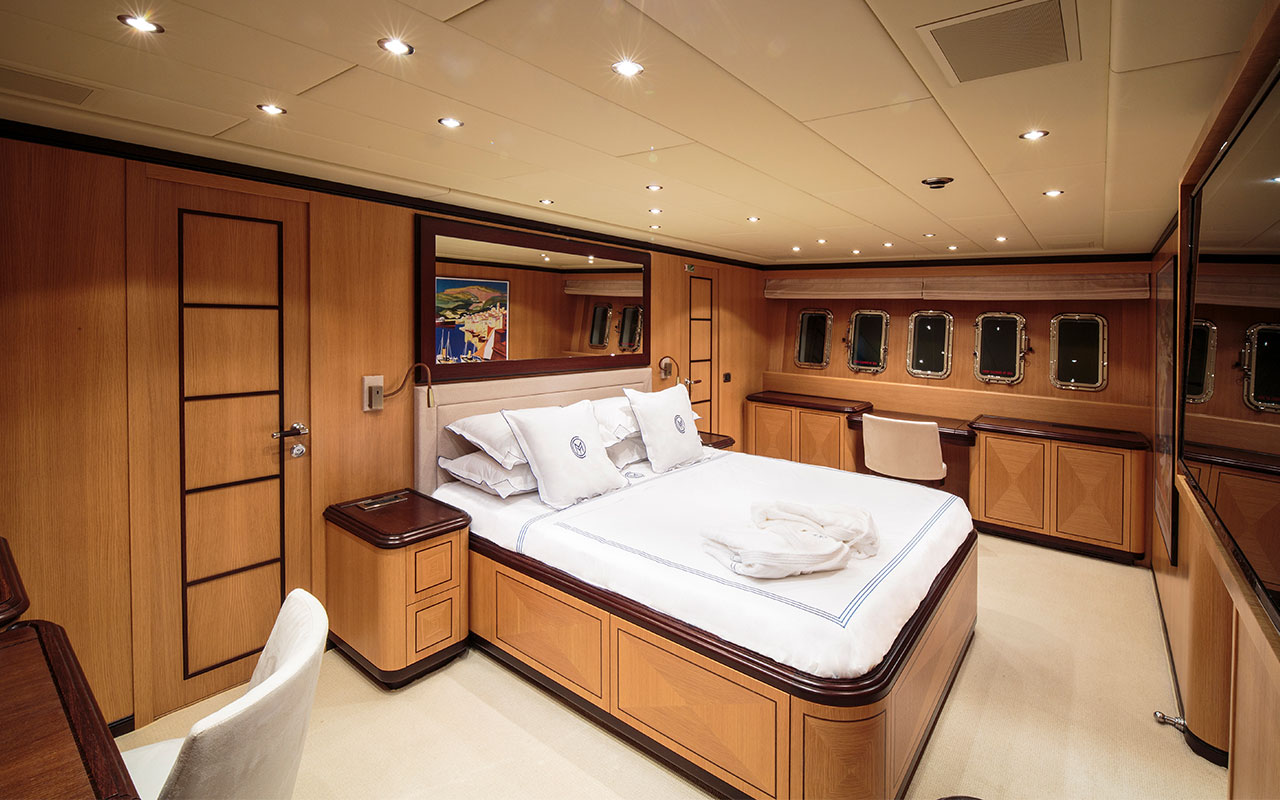 Yacht Charter Ibiza Mangusta 92 master cabin