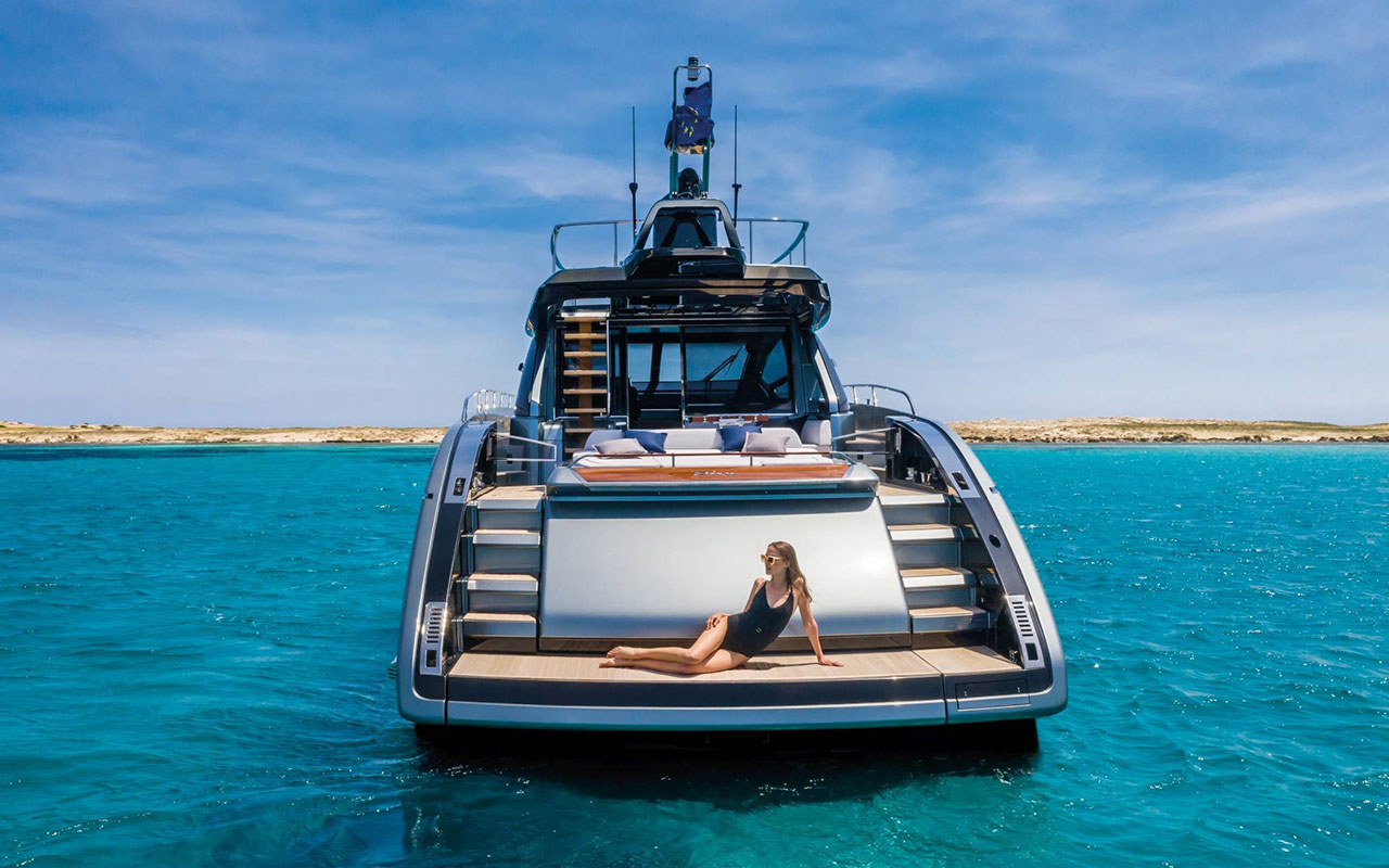 Yacht Brands Riva 66 Ribelle bathing platform