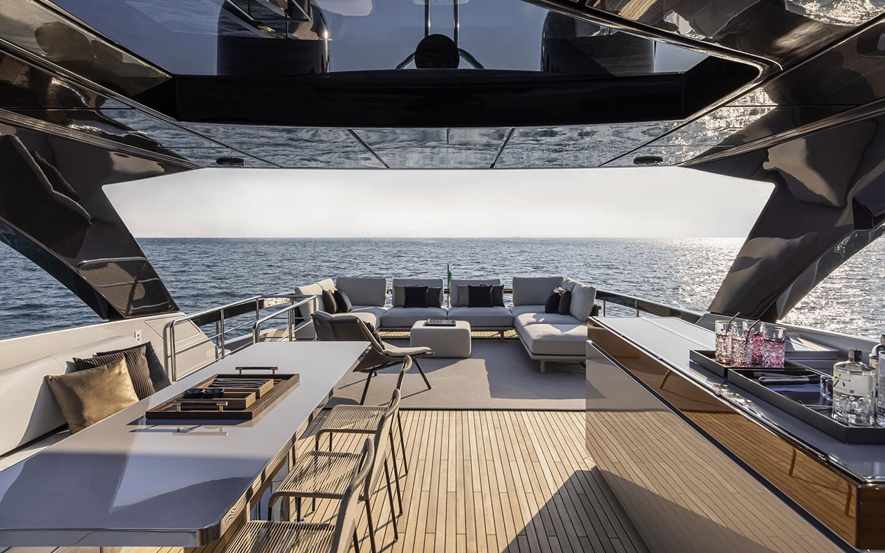 Yacht Brands Riva 90 Argo sun deck Flybridge