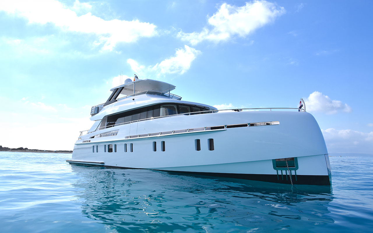 Yacht Charter Ibiza Vanquish VQ 82 Sea Story exterior
