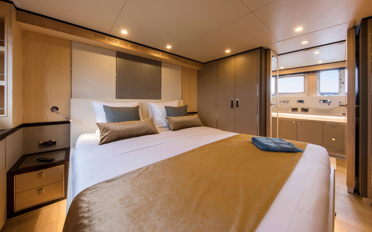 Yacht Charter Ibiza Vanquish VQ 82 Sea Story lower deck VIP Cabin