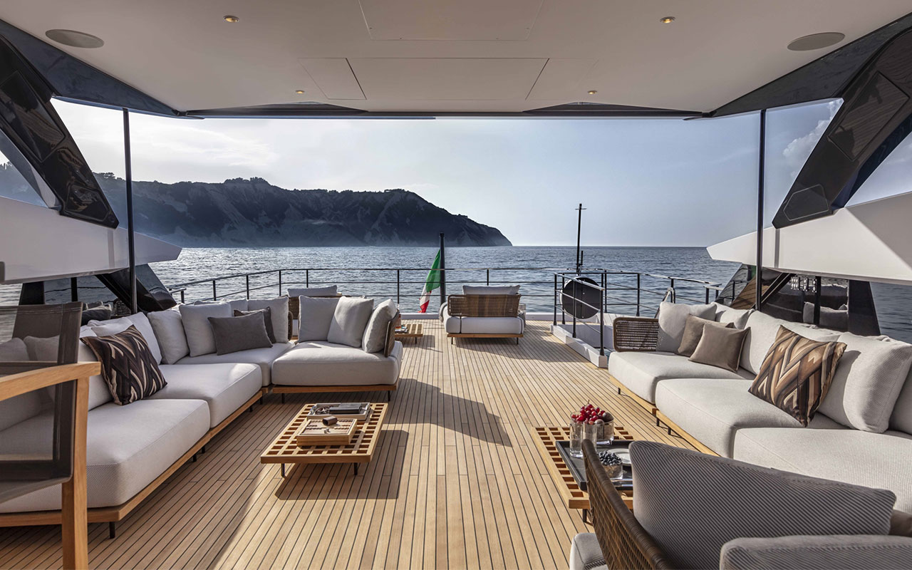 Yacht Brands Custom Line 106 sun deck