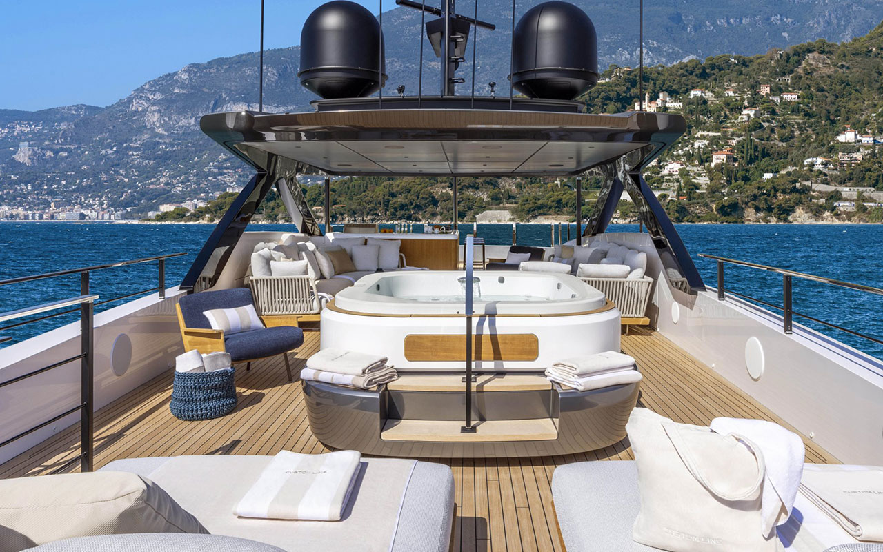 Yacht Brands Custom Line 140 sun deck