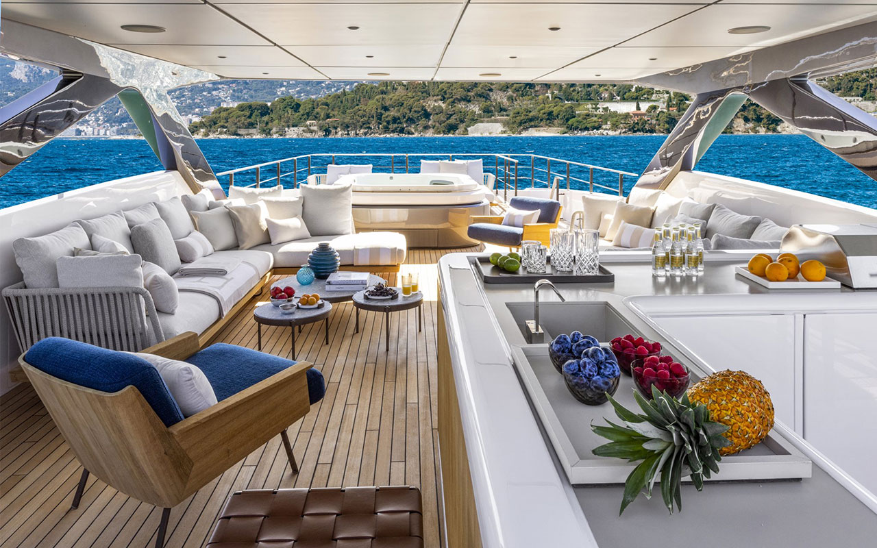 Yacht Brands Custom Line 140 sun deck