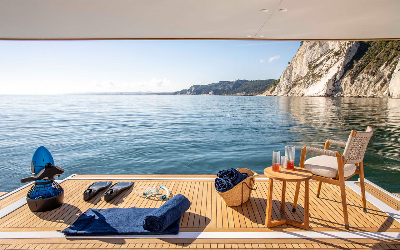 Yacht Brands Custom Line Navetta 30 bathing platform