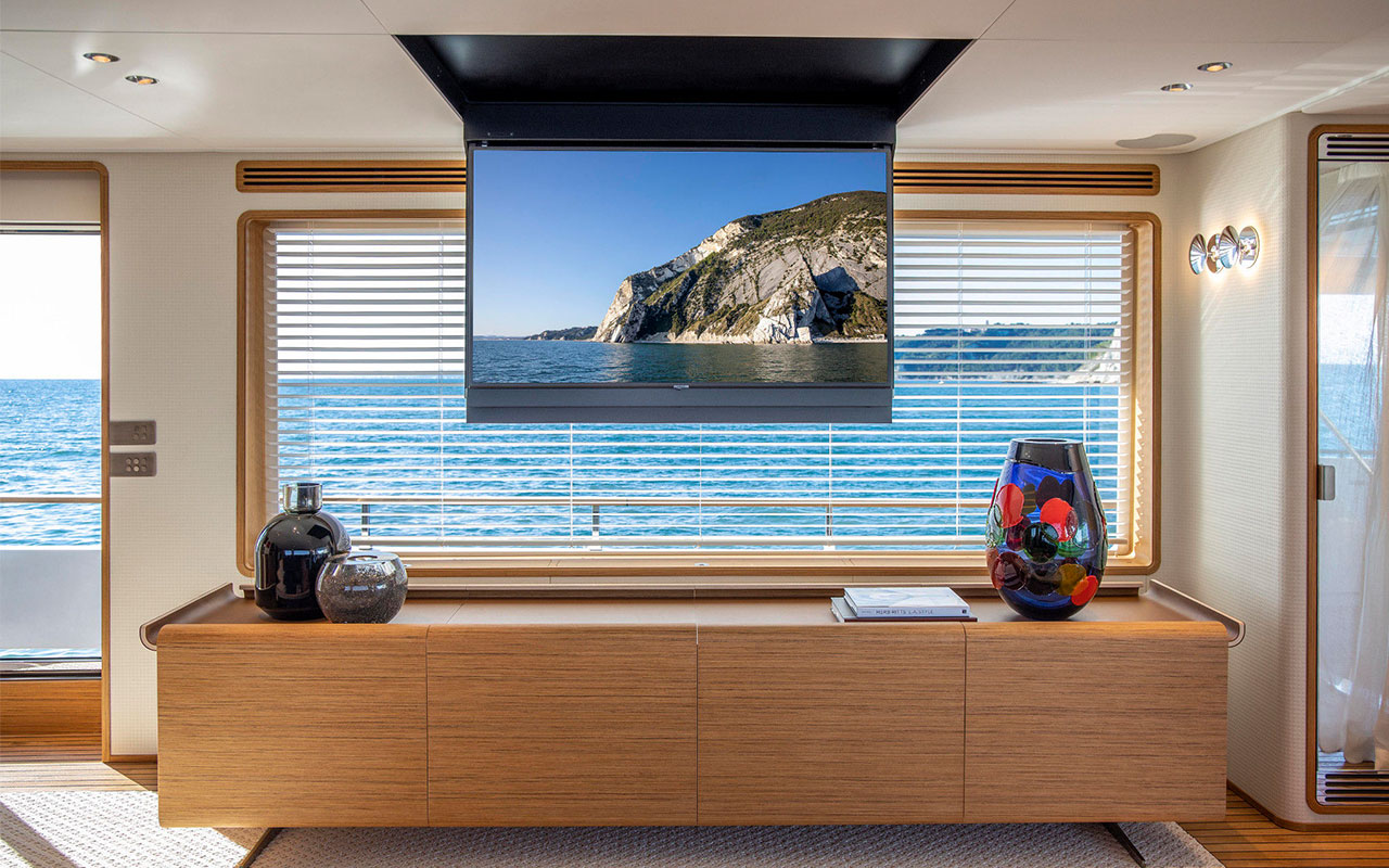 Yacht Brands Custom Line Navetta 30 main deck TV