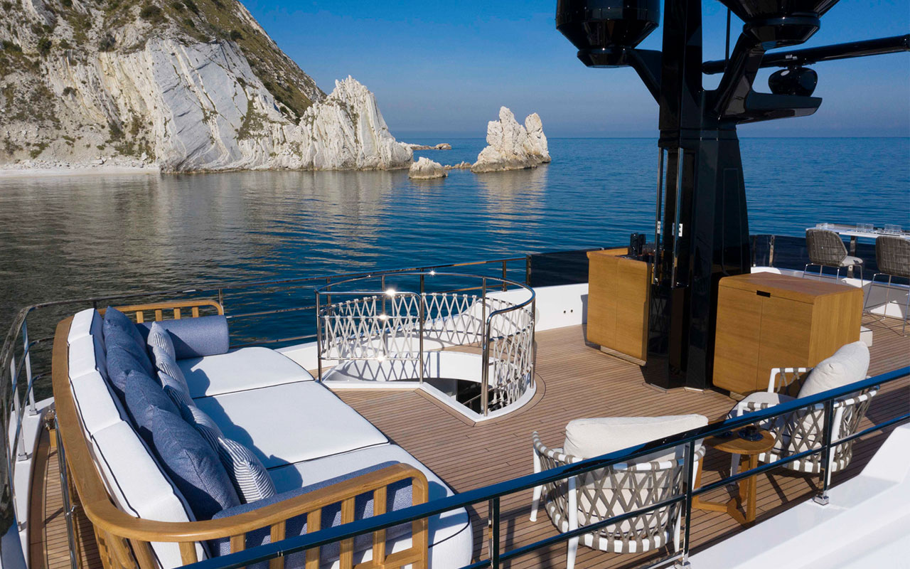 Yacht Brands Custom Line Navetta 30 sun deck