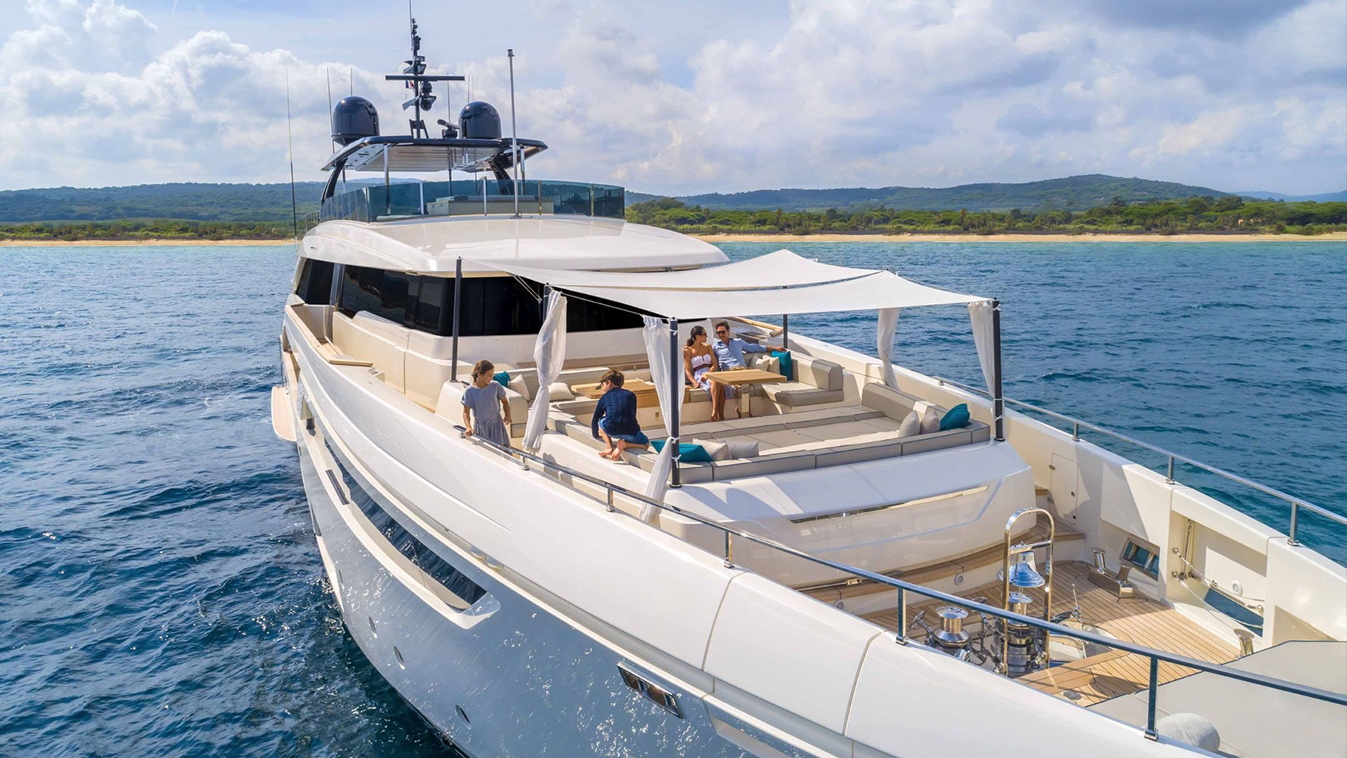 Yacht Brands Custom Line Navetta 42 bow