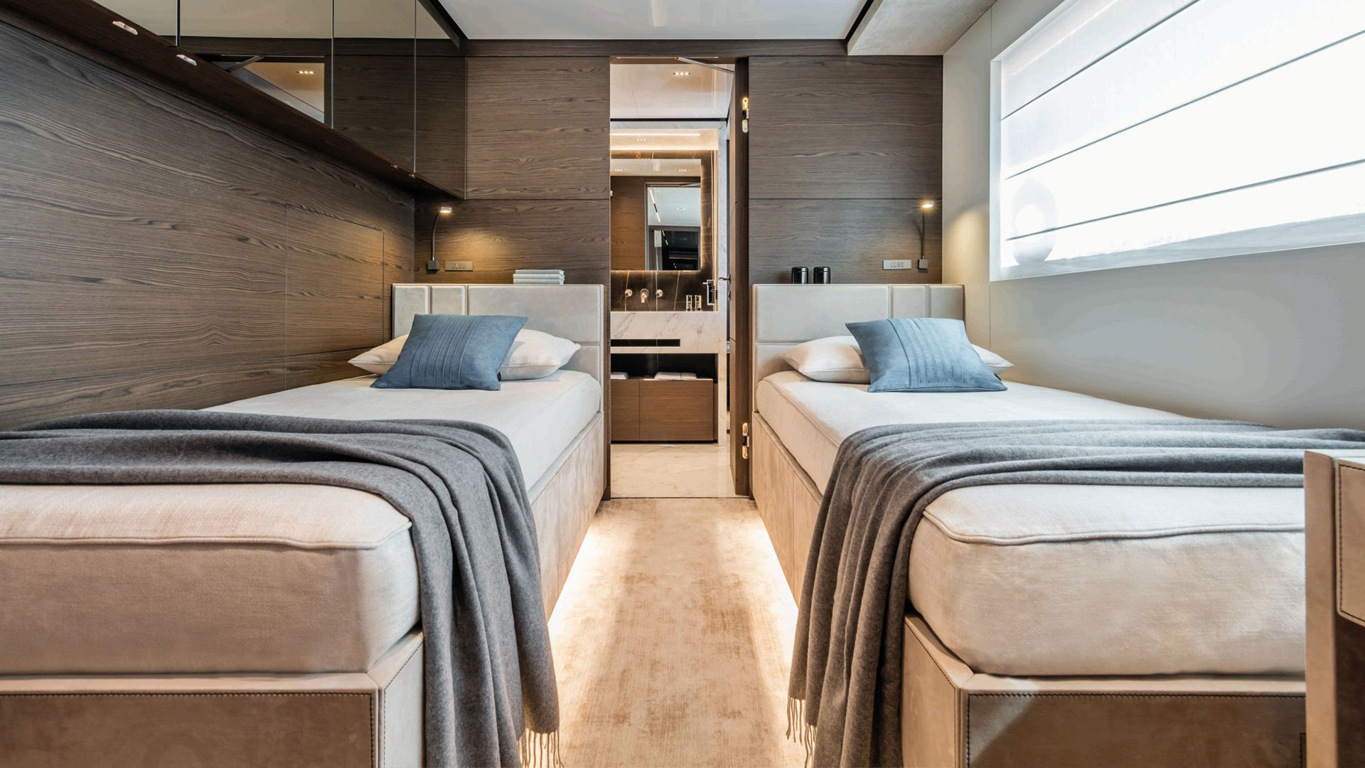 Yacht Brands Custom Line Navetta 42 lower deck twin cabin