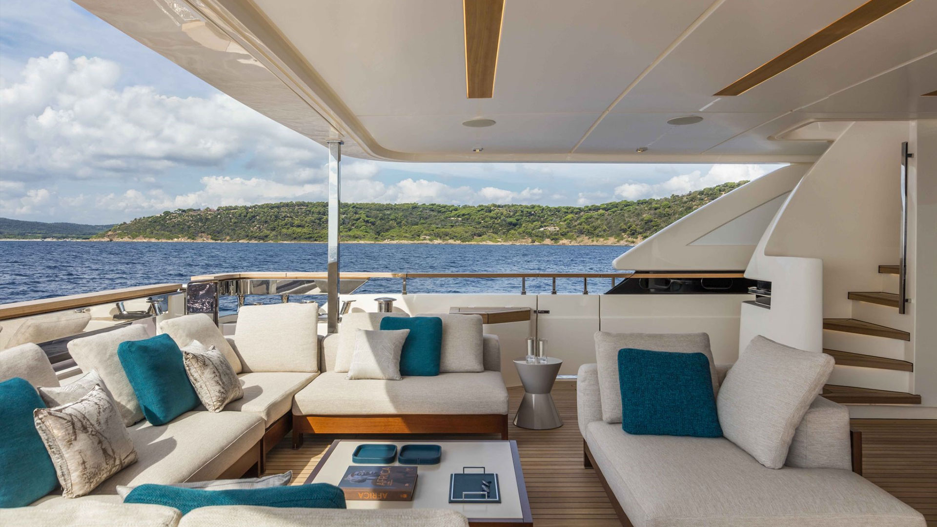 Yacht Brands Custom Line Navetta 42 stern lounge