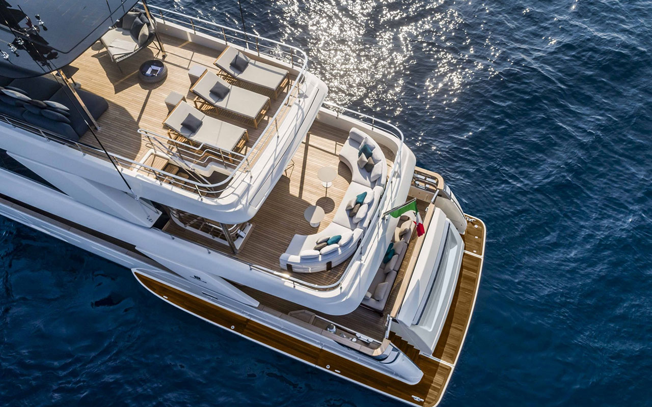 Yacht Brands Custom Line Navetta 42 stern