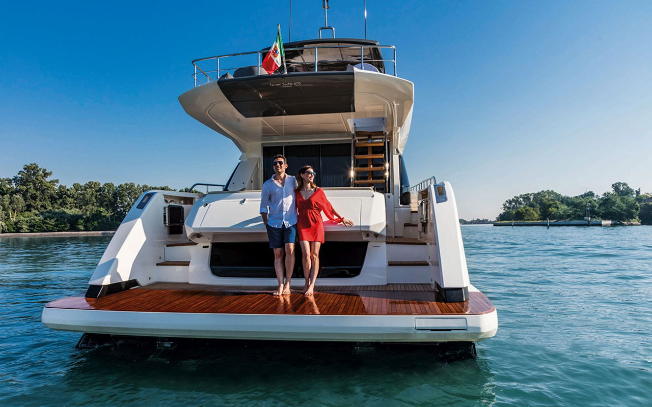Yacht Brands Ferretti Yachts 670 bathing platform