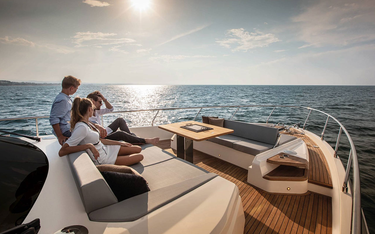 Yacht Brands Ferretti Yachts 720 bow lounge