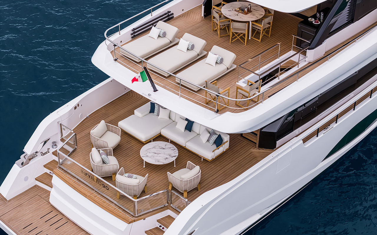Yacht Brands Ferretti Yachts INFYNITO 90 stern