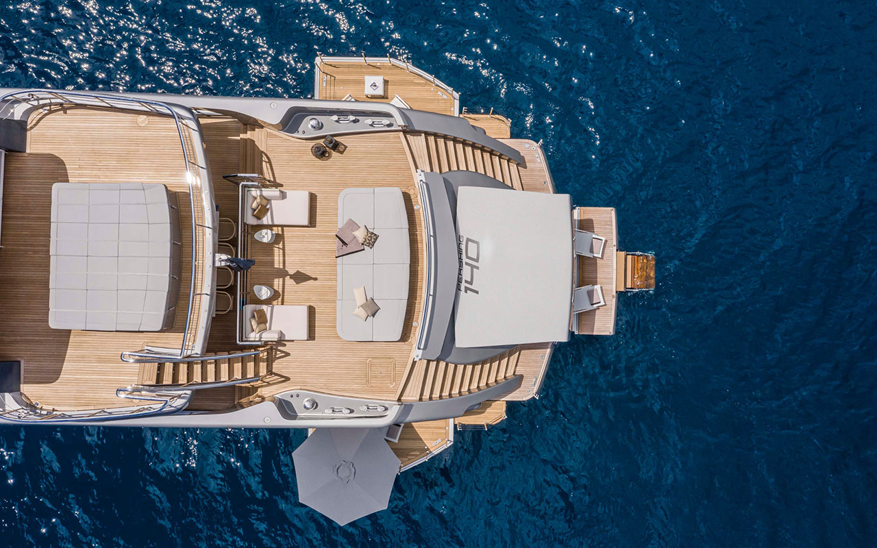 Yacht Brands Pershing 140 stern