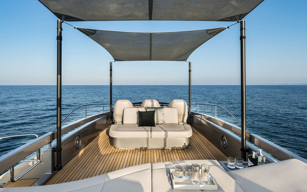 Yacht Brands Pershing 8X sun deck Sportfly