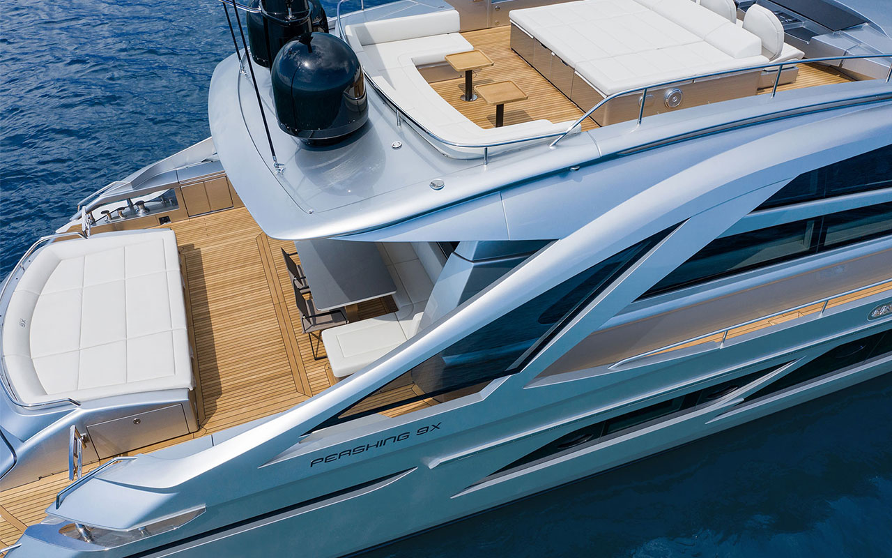 Yacht Brands Pershing 9X stern