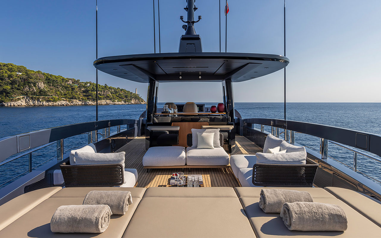 Yacht Brands Pershing GTX116 sun deck