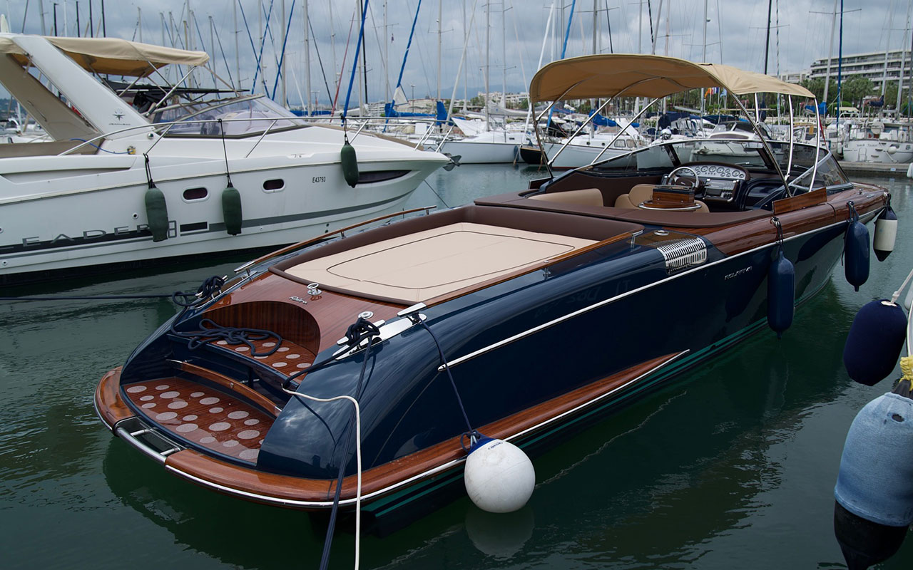 Yacht Brokerage Riva Aquariva exterior