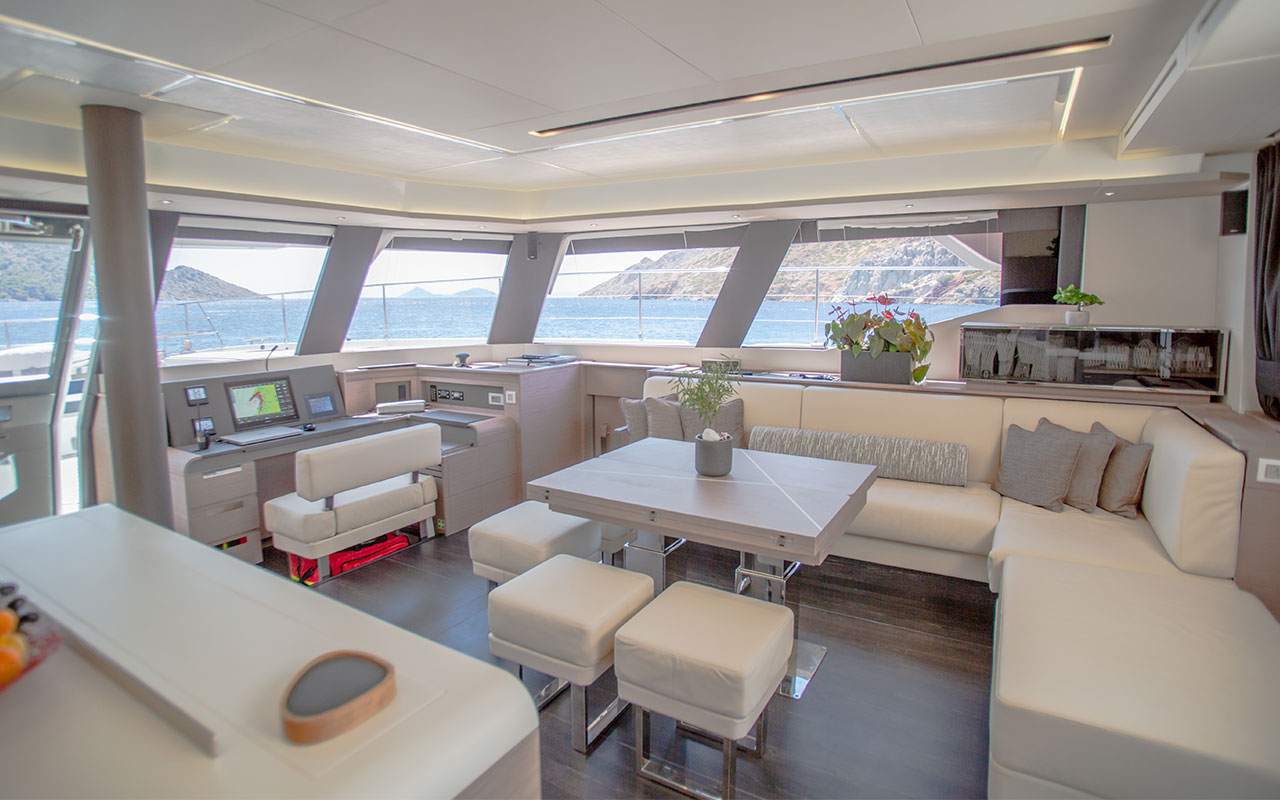 Yacht Charter Greece Fountaine Pajot Power 67 dining