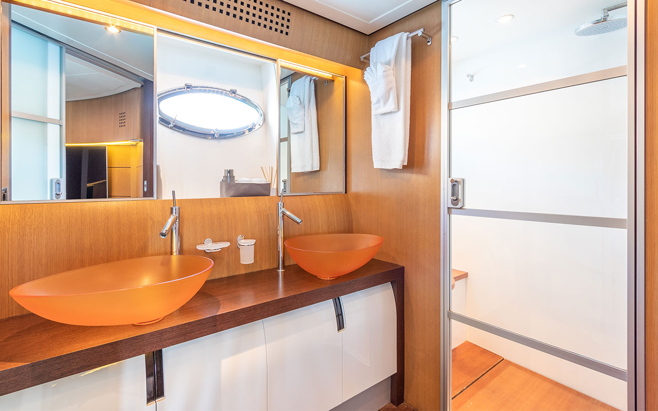 Yacht Charter Ibiza Pershing 90 lower deck bathroom