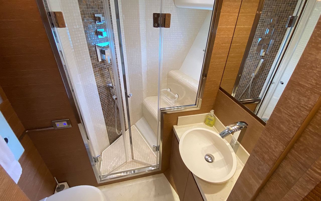 Yacht Brokerage Monte Carlo 76 bathroom