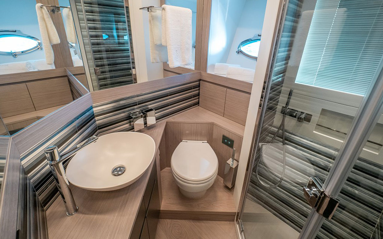 Yacht Brokerage Pershing 8X bathroom