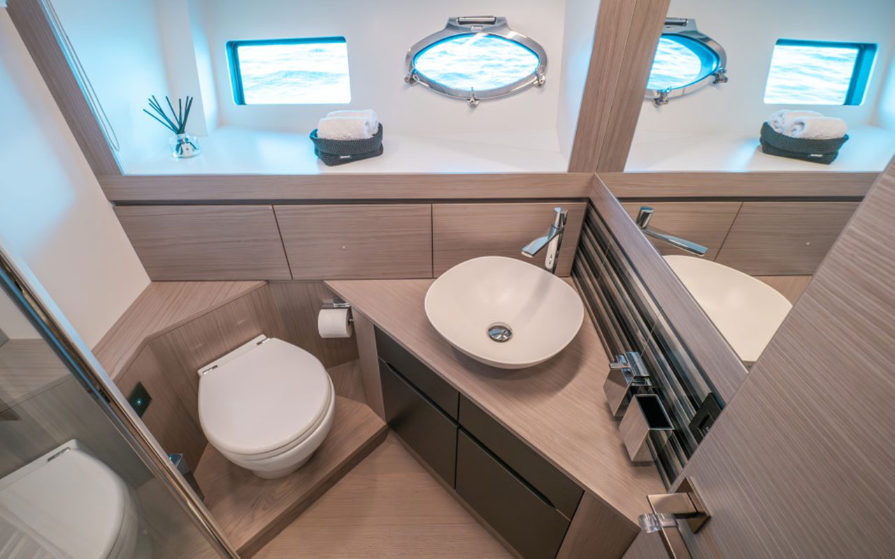 Yacht Brokerage Pershing 8X bathroom