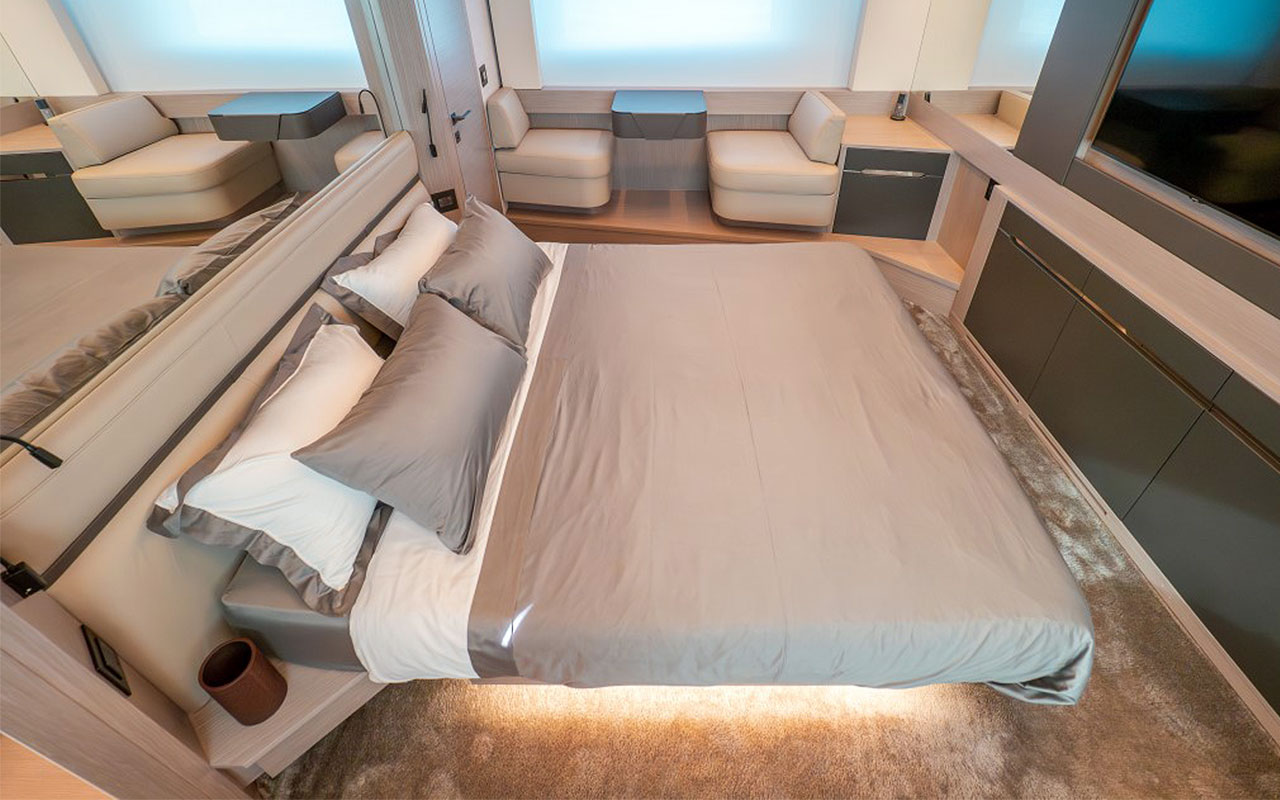 Yacht Brokerage Pershing 8X master cabin