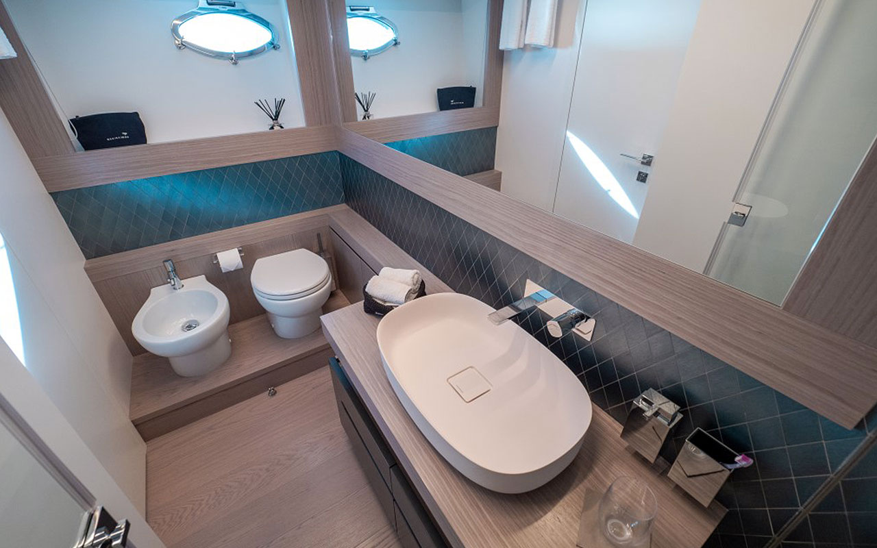 Yacht Brokerage Pershing 8X master cabin bathroom