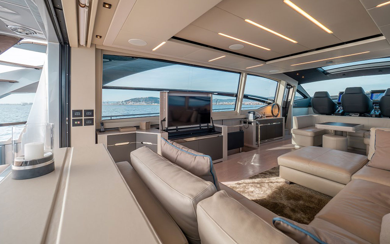 Yacht Brokerage Pershing 8X salon