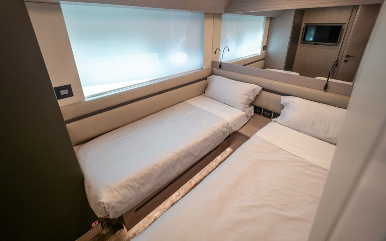 Yacht Brokerage Pershing 8X twin cabin
