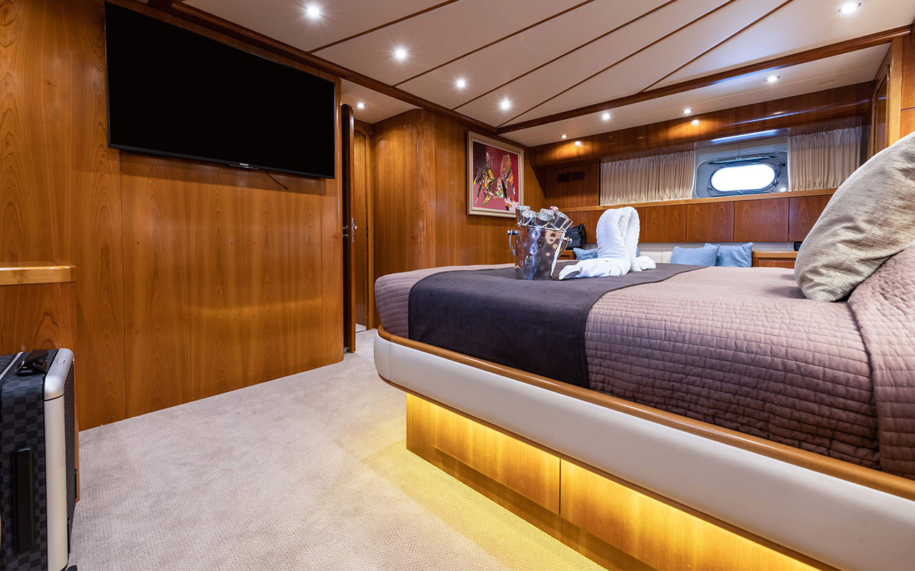 Yacht Charter Greece Falcon 90 master cabin