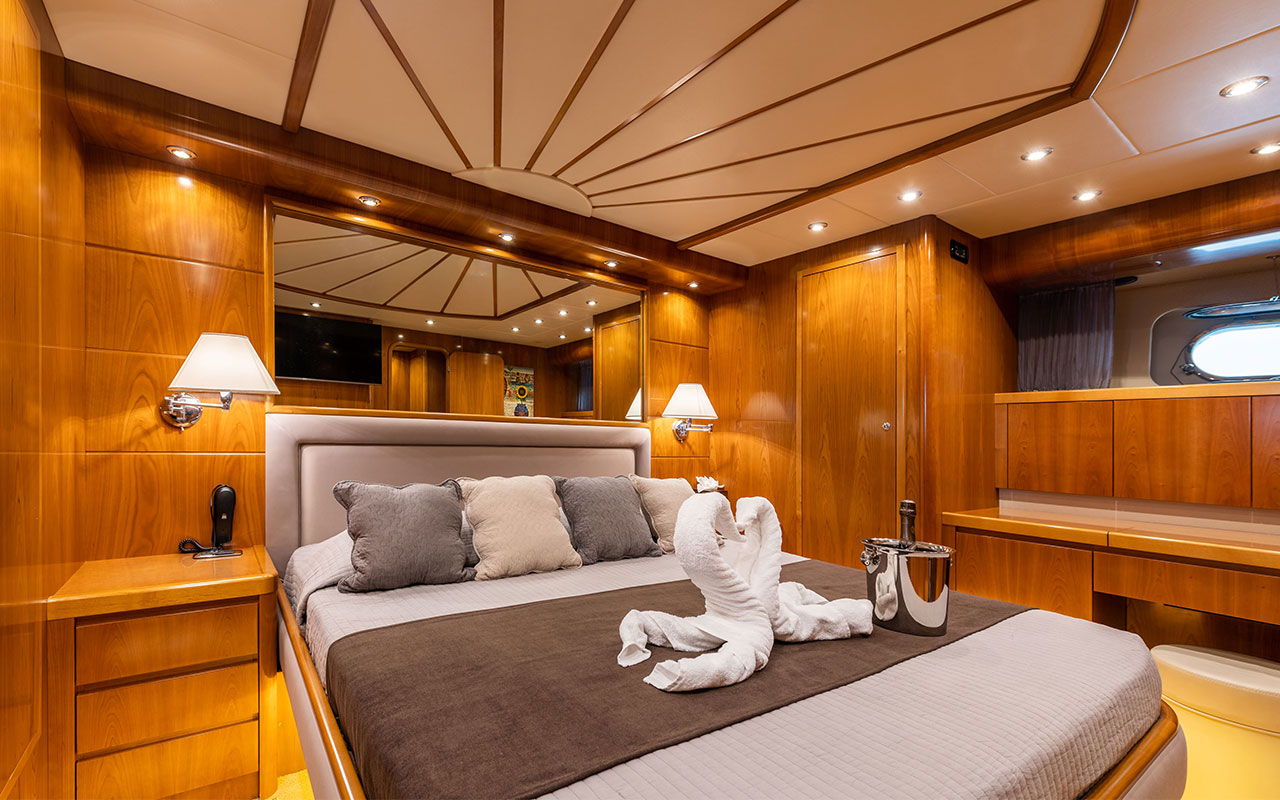 Yacht Charter Greece Falcon 90 VIP cabin