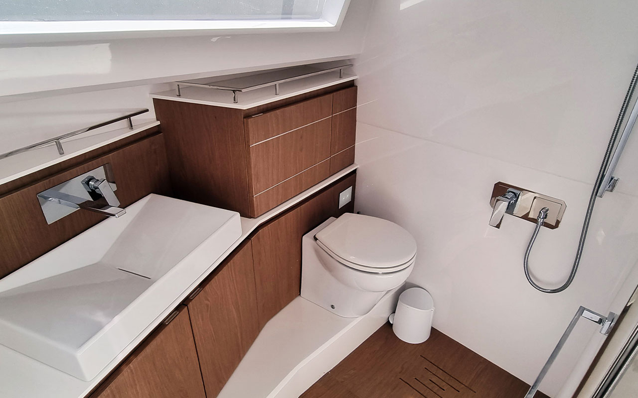 Yacht Charter Ibiza Evo 43 bathroom