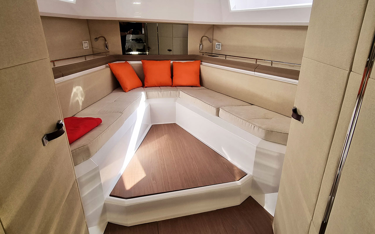 Yacht Charter Ibiza Evo 43 interior