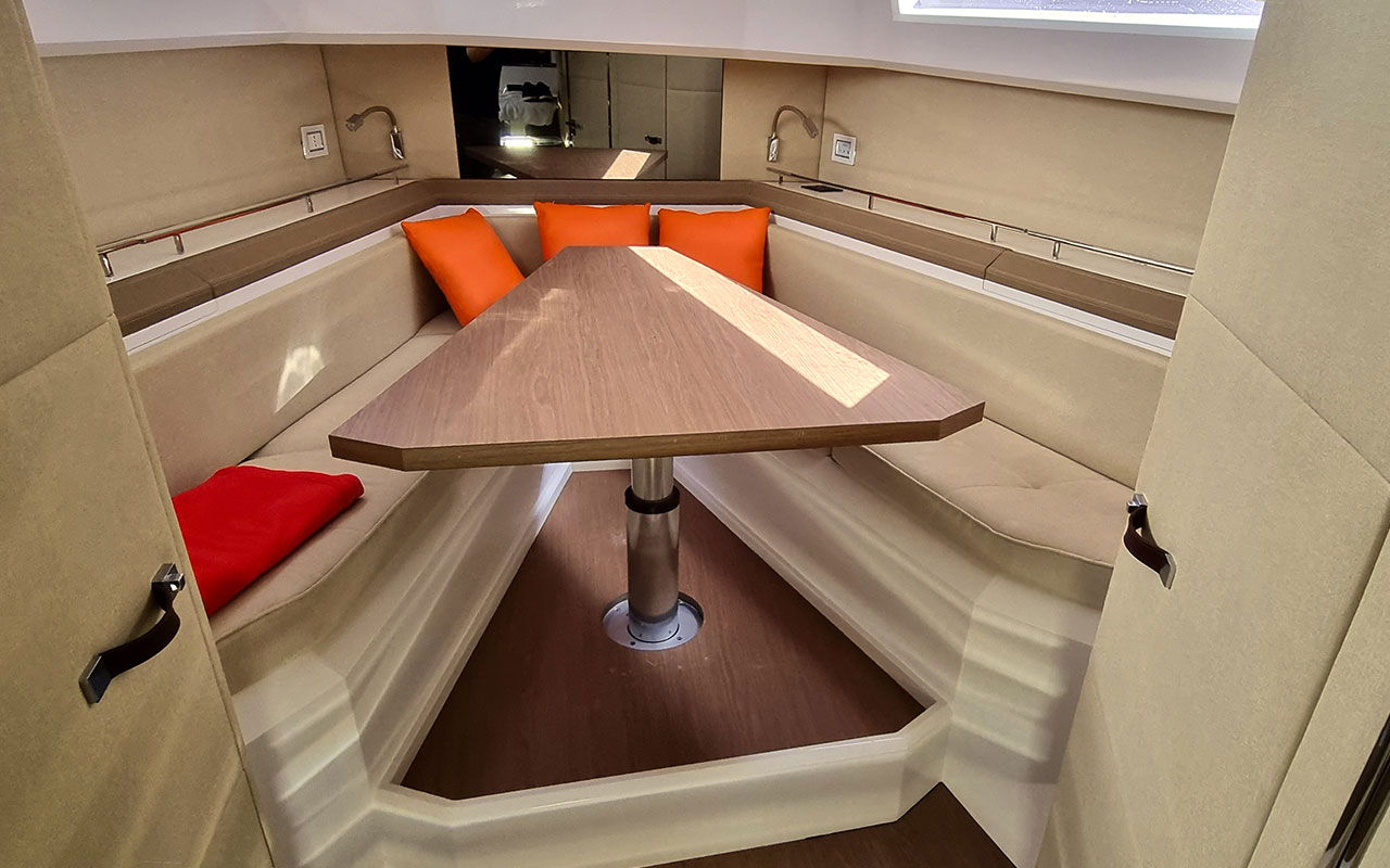 Yacht Charter Ibiza Evo 43 interior