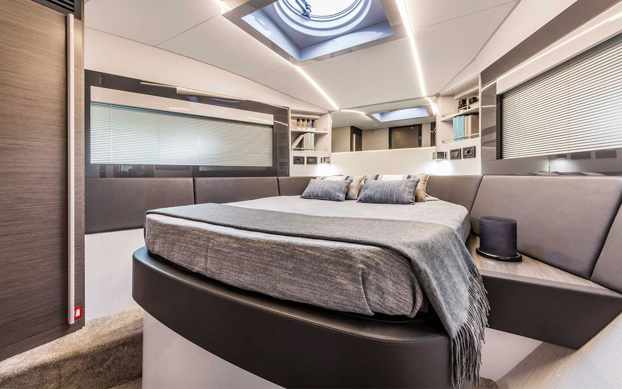 Yacht Charter Ibiza Pershing 5X cabin