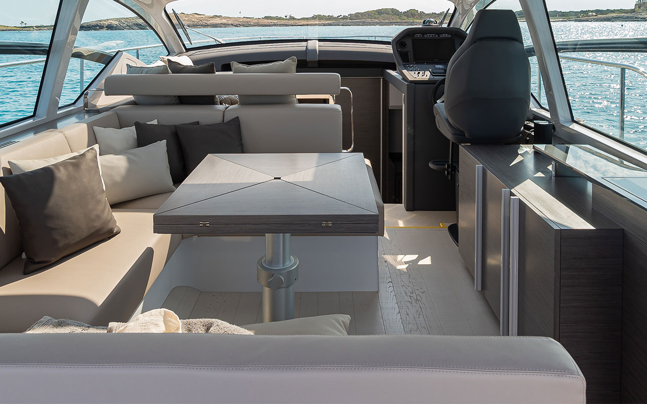 Yacht Charter Ibiza Pershing 5X interior
