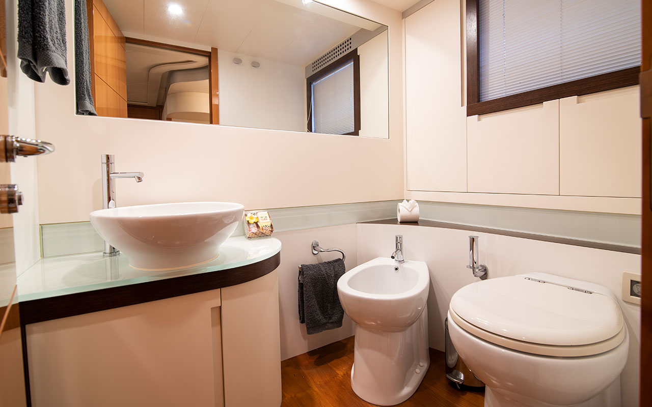 Yacht Charter Ibiza Pershing 62 bathroom