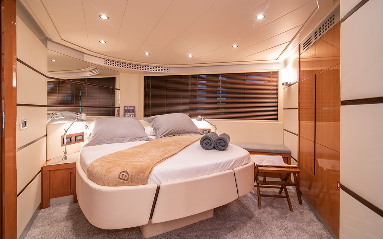 Yacht Charter Ibiza Pershing 62 VIP cabin