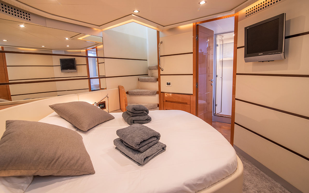 Yacht Charter Ibiza Pershing 62 VIP cabin