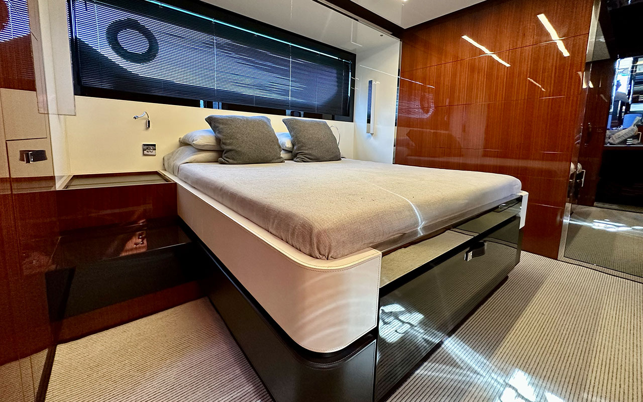 Yacht Charter Ibiza Riva 56 Rivale master cabin