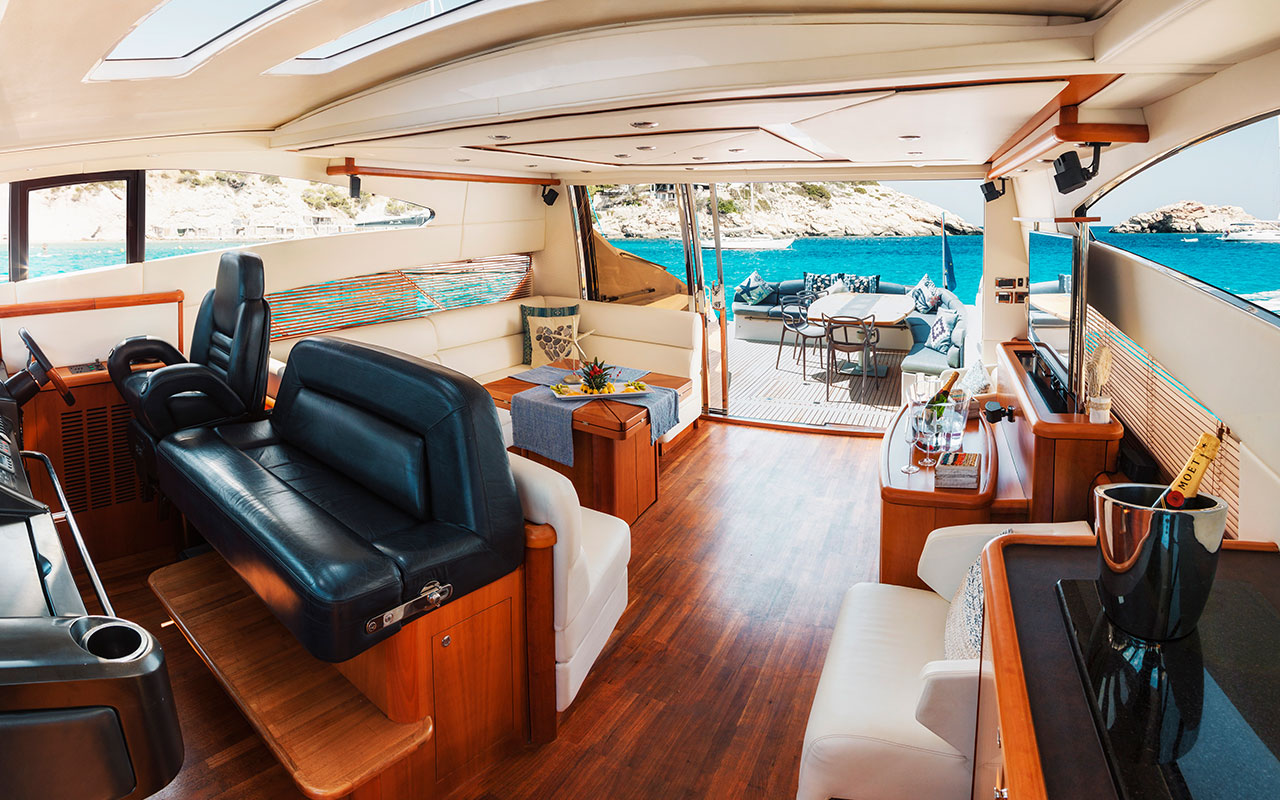 Yacht Charter Ibiza Sunseeker Predator 72 salon